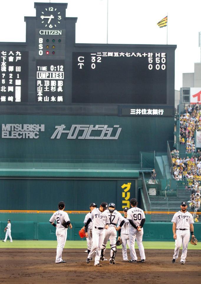 　２回途中、降板する岩貞（撮影・飯室逸平）