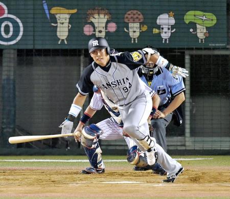 ８回、同点タイムリーを放つ代打・原口（撮影・出月俊成）