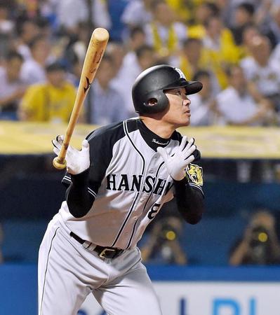 ５回、ソロを放つ福留（撮影・園田高夫）