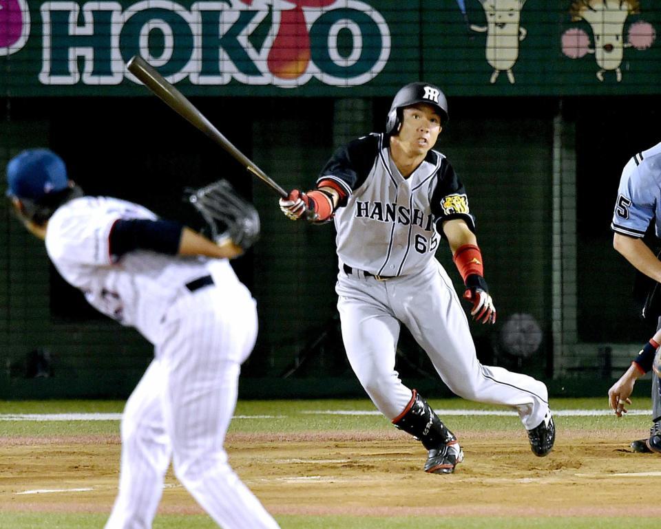 　８回、中前に安打を放つ代打・緒方（撮影・出月俊成）