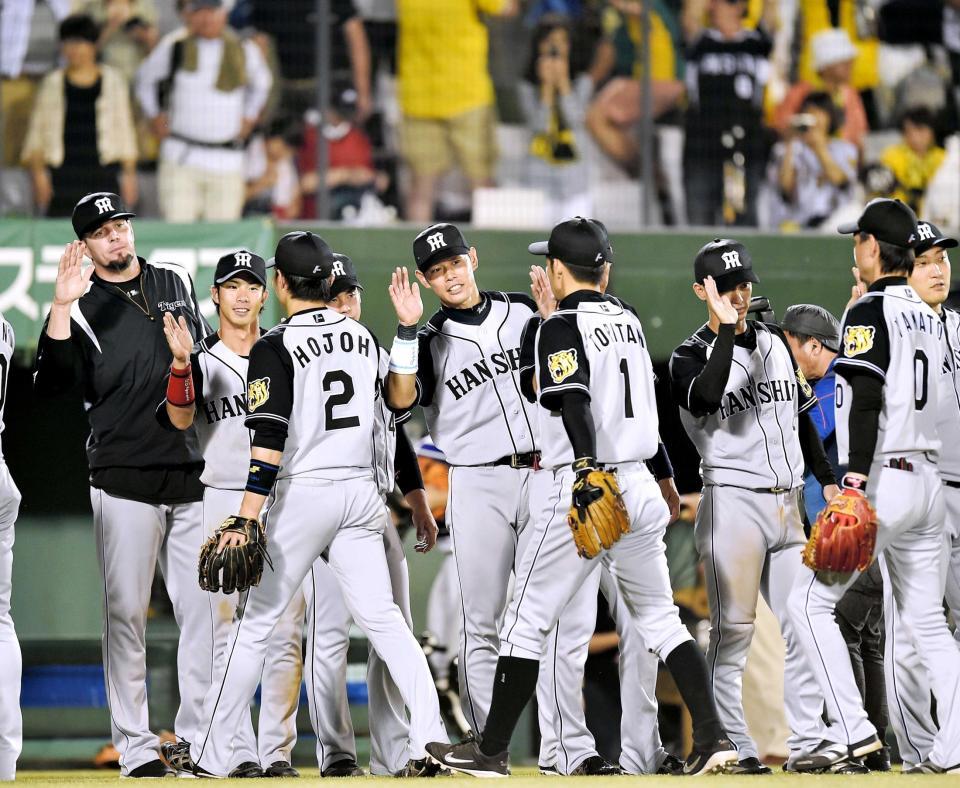 　逆転勝利を決め、タッチを交わして喜ぶ原口（中央）ら阪神ナイン（撮影・園田高夫）