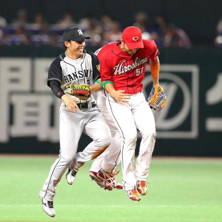 　鈴木らと勝利のヒップタッチをする高山（撮影・飯室逸平）