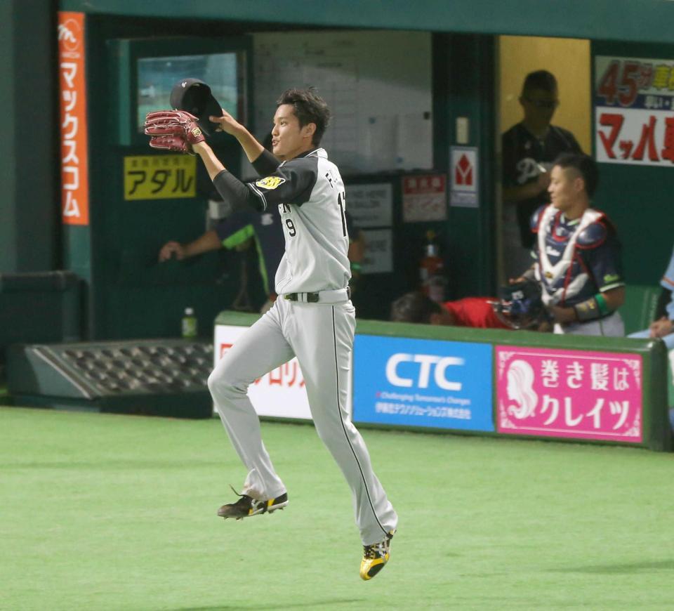 　ジャンプしながらマウンドへ向かう藤浪