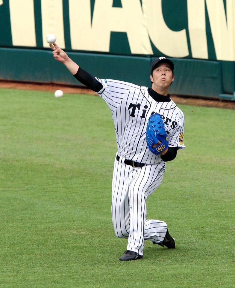 　キャッチボールで調整する青柳（撮影・持木克友）