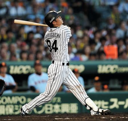 ４回、左越えに先制となる二塁打を放つ阪神・原口文仁＝甲子園（撮影・北村雅宏）