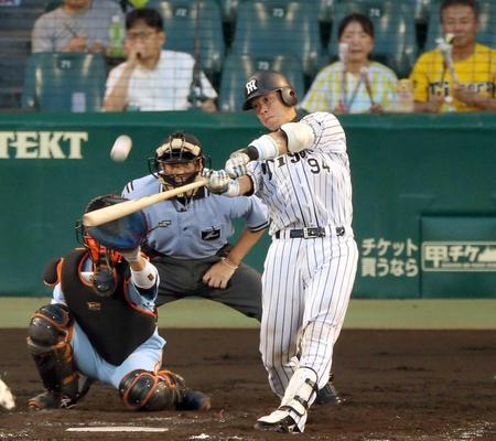 　４回、先制適時二塁打を放つ原口