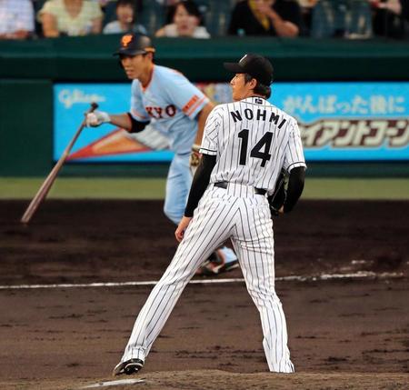 ３回巨人２死満塁、巨人・橋本（奥）に２点適時二塁打を浴びる阪神・能見＝甲子園