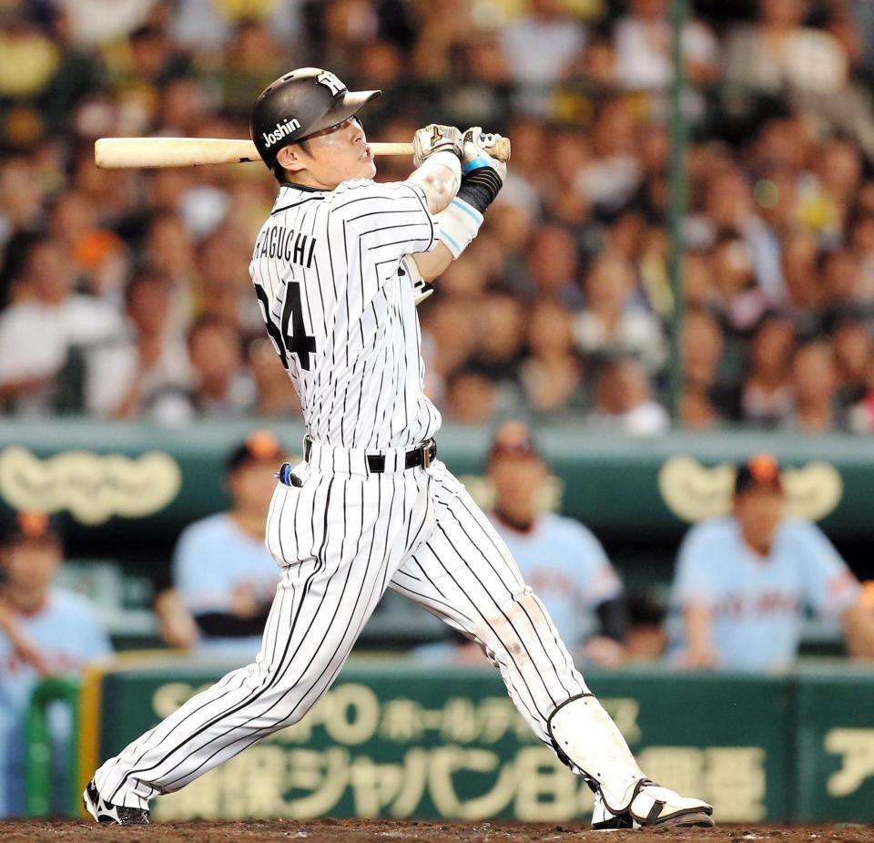 ５回、中越えにソロを放つ阪神・原口＝甲子園（撮影・北村雅宏）