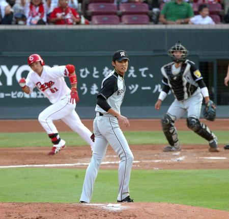 ２回広島、１死二塁、広島・鈴木誠也に先制適時打を打たれる阪神・藤浪晋太郎＝マツダ（撮影・飯室逸平）