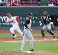 ２回広島、１死二塁、広島・鈴木誠也に先制適時打を打たれる阪神・藤浪晋太郎＝マツダ（撮影・飯室逸平）