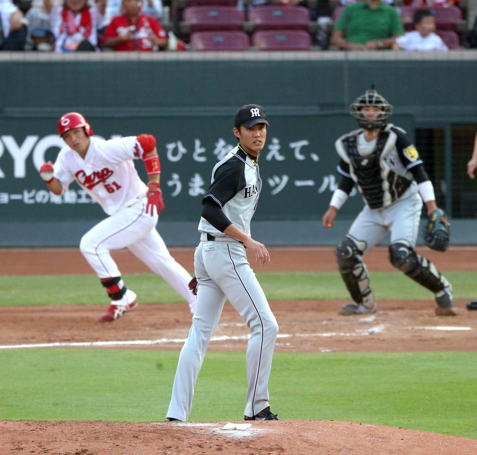 ２回広島、１死二塁、広島・鈴木誠也に先制適時打を打たれる阪神・藤浪晋太郎＝マツダ（撮影・飯室逸平）