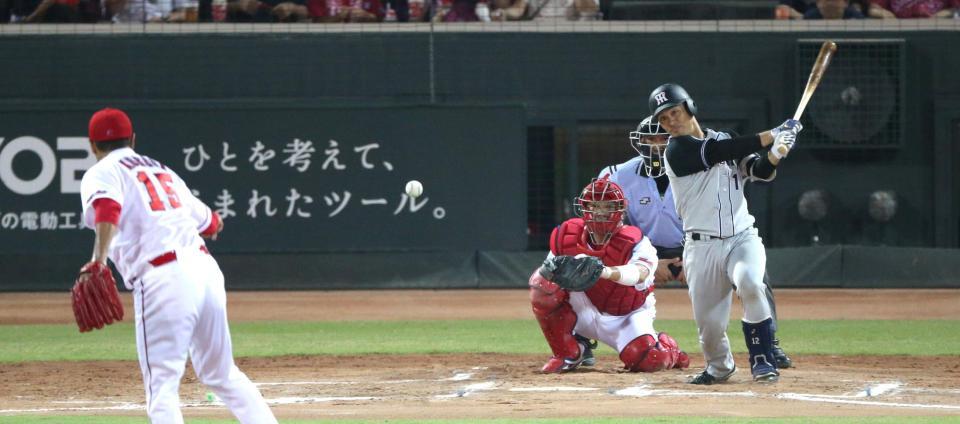 ７回、黒田からプロ初安打を放つ坂本