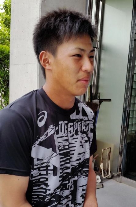 練習後、取材に応じる植田