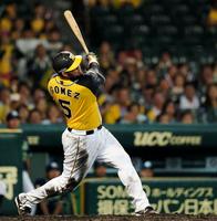 ８回阪神１死一塁、勝ち越しの２ランを放つ阪神　マウロ・ゴメス＝甲子園（撮影・高部洋祐）
