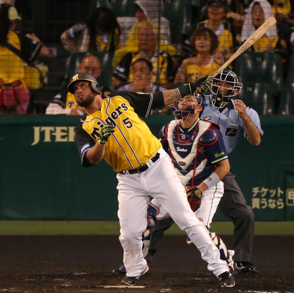 ４回阪神、１死二、三塁、右前タイムリーを放つ阪神・ゴメス＝甲子園