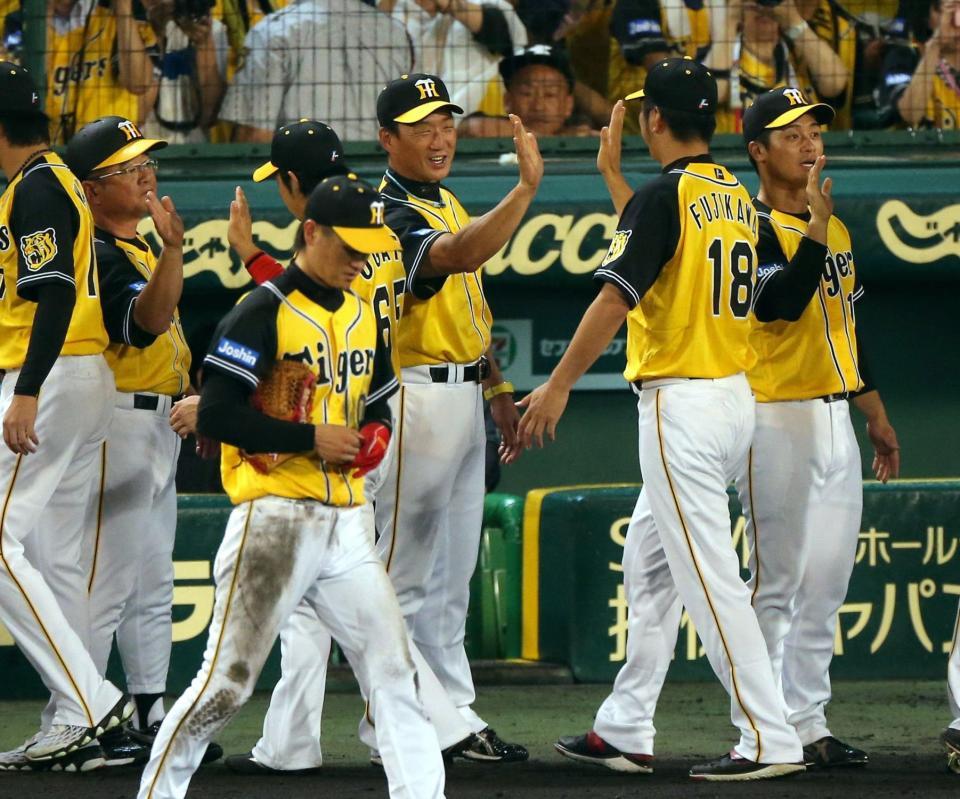 藤川らと勝利のハイタッチをかわす阪神・金本監督＝甲子園（撮影・飯室逸平）