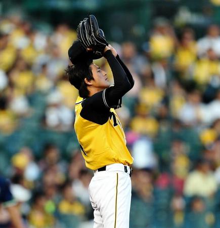 ２回、帽子に手をやる阪神・能見＝甲子園（撮影・北村雅宏）