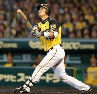 ４回阪神、先制３ランを放つ原口＝甲子園（撮影・田中太一）