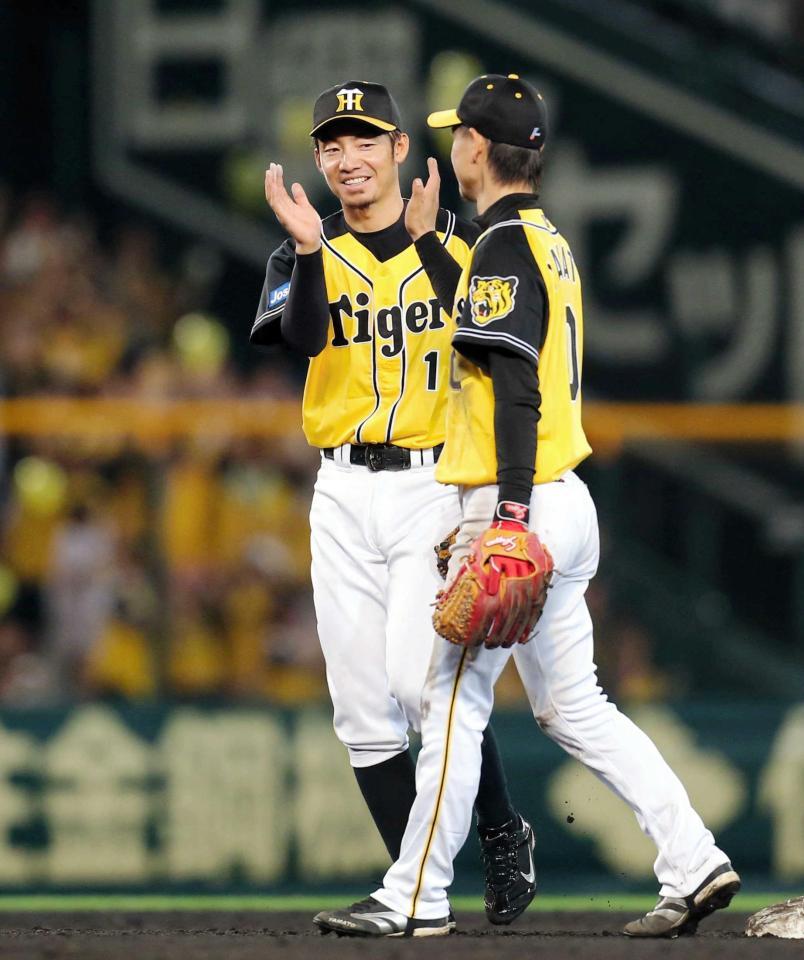 　勝利が決まり、大和（右）とタッチを交わす鳥谷（撮影・高部洋祐）