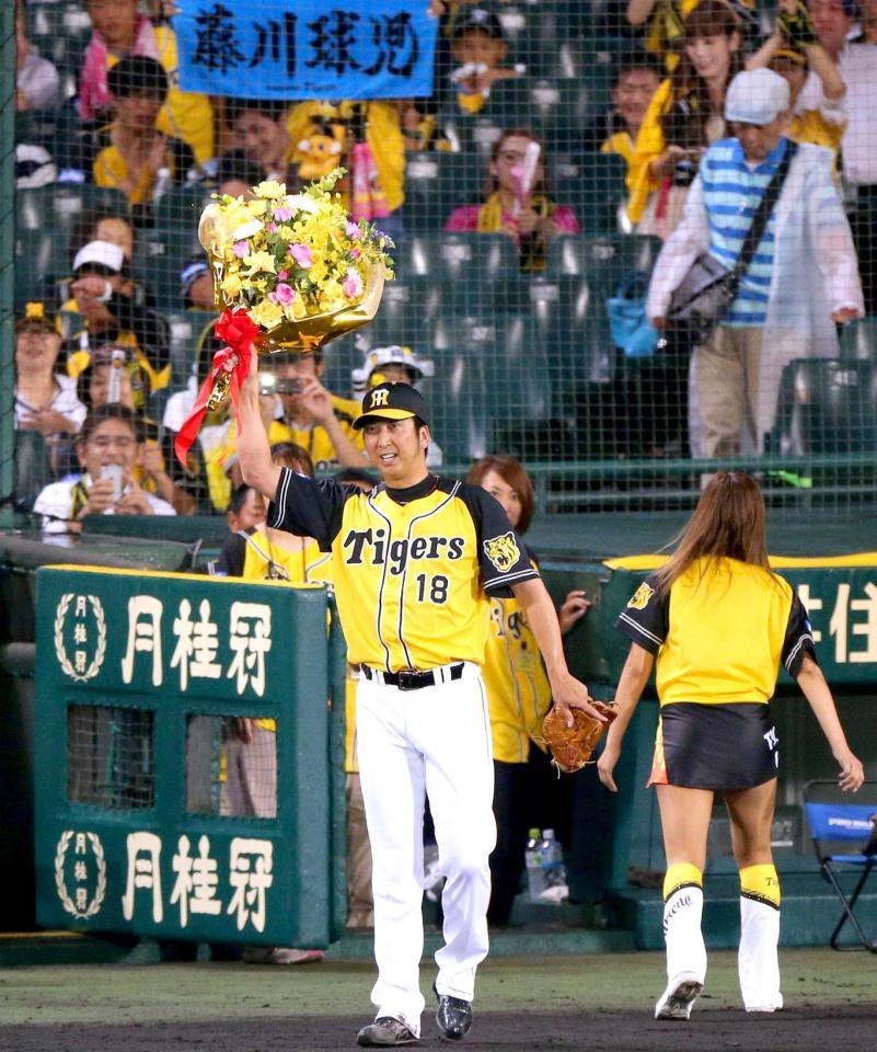 　８回、日米通算１０００奪三振を達成し、スタンドの歓声に応える藤川（撮影・飯室逸平）