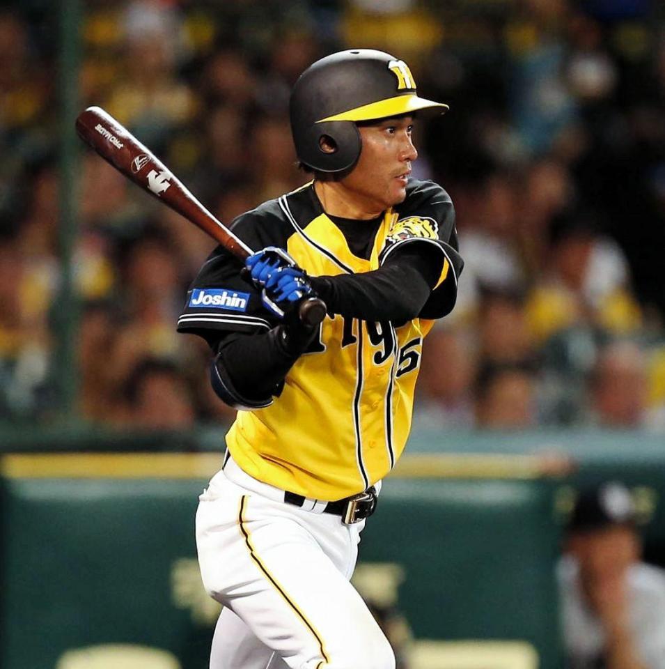 ６回、中前打を放つ阪神・荒木郁也＝甲子園（撮影・北村雅宏）