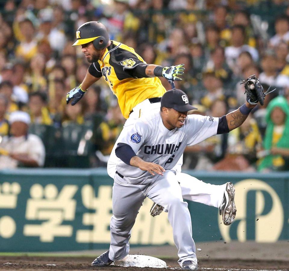 　５回、投ゴロに倒れ、一塁上でビシエド（手前）と接触するゴメス（撮影・田中太一）