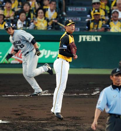 ２回中日１死一・三塁、中日・堂上直倫（左）に先制の適時打を浴びる阪神・岩崎　優＝甲子園（撮影・高部洋祐）