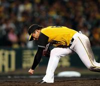 汗を飛ばして力投する阪神・岩崎優＝甲子園（撮影・北村雅宏）