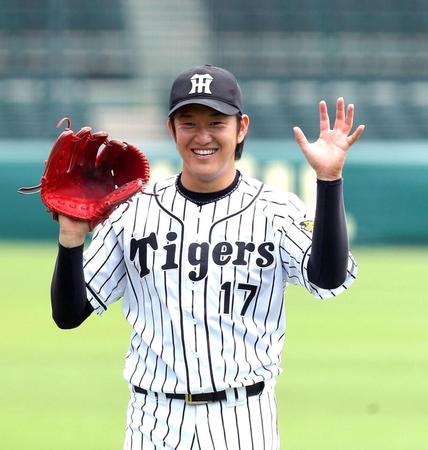 リラックスムードで調整する阪神・岩貞祐太＝甲子園