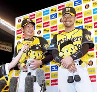 お立ち台で笑顔を見せる狩野（右）と岩崎　