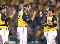 ９回、最後を締めくくり高山（右）からウイニングボールを受け取るサターホワイト　