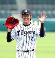 リラックスムードで調整する阪神・岩貞祐太＝甲子園