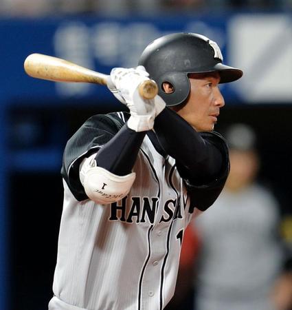 ７回、代打・鳥谷は右前に勝ち越し打を放つ＝横浜スタジアム（撮影・西岡正）