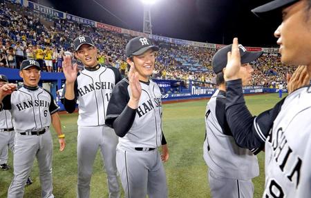 ハイタッチでナインを迎える岩貞（中央）＝撮影・飯室逸平