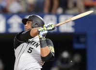 ９回、バットを折りながらも左前打を放つゴメス＝横浜（撮影・飯室逸平）