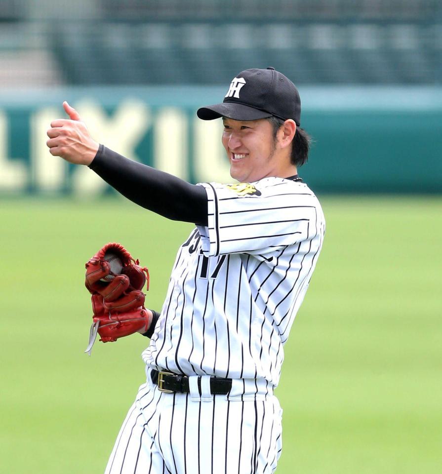 　練習の合間に笑顔でサムアップを見せる岩貞（撮影・飯室逸平）