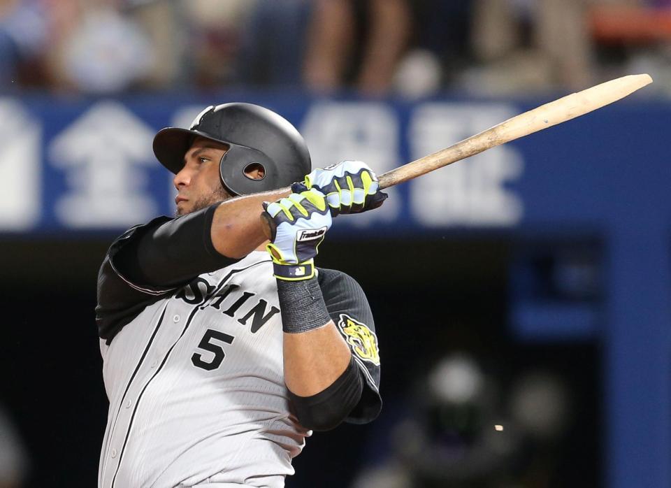 ９回、バットを折りながらも左前打を放つゴメス＝横浜（撮影・飯室逸平）