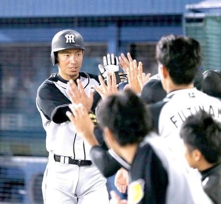 　９回、勝ち越しの生還をし、ナインとハイタッチを交わす鳥谷（撮影・飯室逸平）