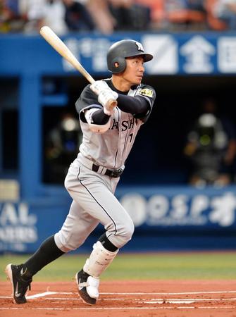 １回阪神２死、鳥谷は右越え二塁打を放つ＝横浜スタジアム