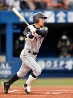 １回阪神２死、鳥谷は右越え二塁打を放つ＝横浜スタジアム