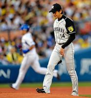 １回ＤｅＮＡ無死、梶谷に続き、筒香（左）にもソロを浴び、うなだれる阪神・能見＝横浜スタジアム