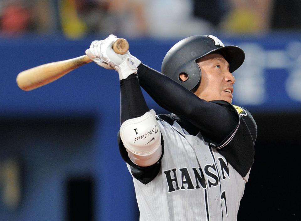 ３回阪神２死一塁、鳥谷は右前打を放つ＝横浜スタジアム