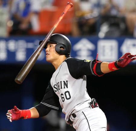 　７回、代打でソロを放つ中谷（撮影・飯室逸平）