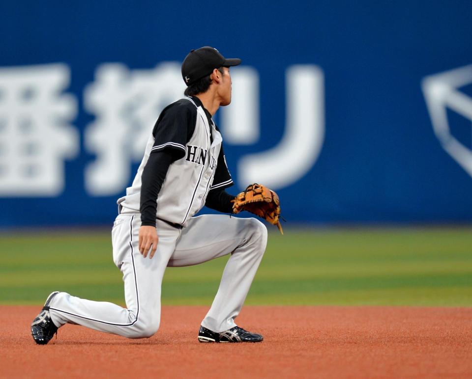 　１回、石川の打球をエラーし、同点とされた荒木（撮影・西岡正）