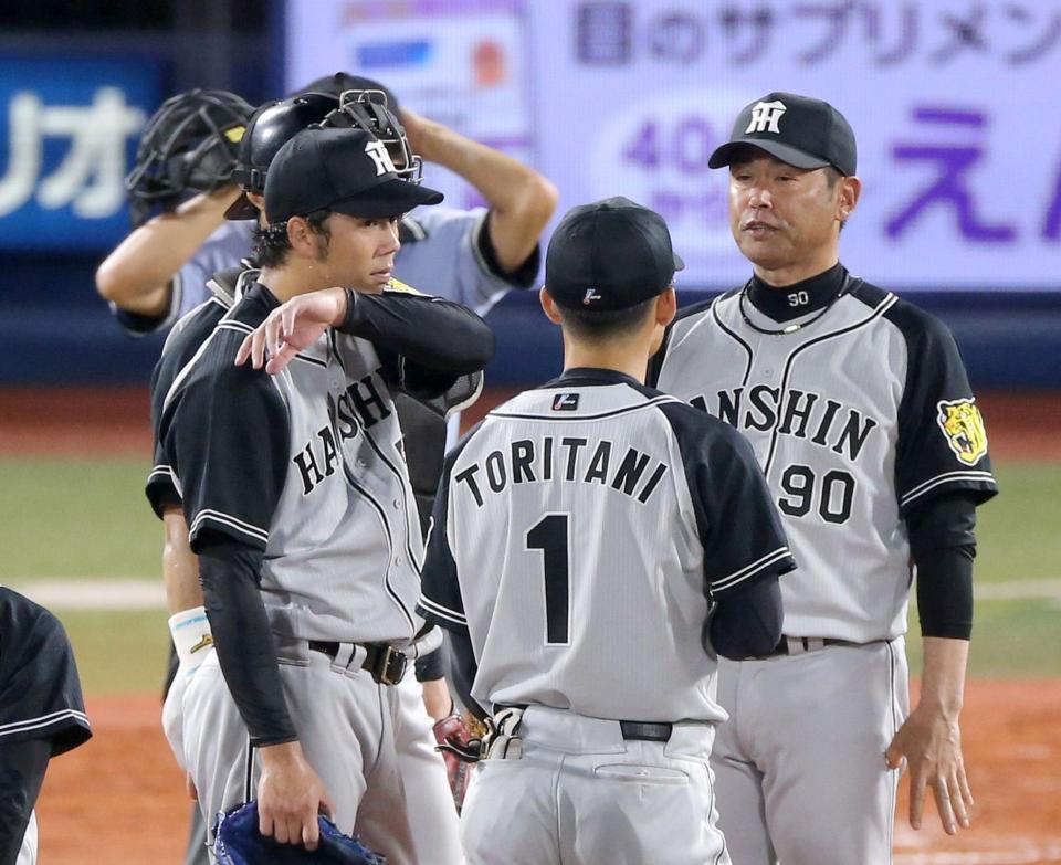 ４回、降板する阪神・青柳晃洋（左）＝撮影・田中太一