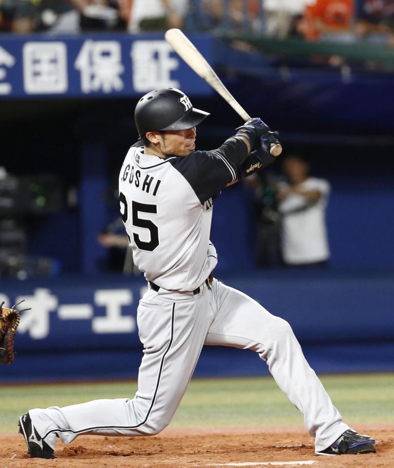 　９回阪神１死一、三塁、江越が同点の右犠飛を放つ＝横浜