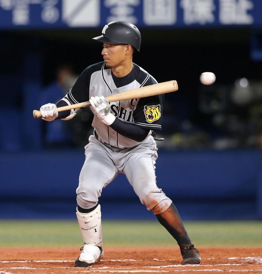 延長１０回阪神、無死二塁、送りバントの構えで四球を選ぶ阪神・鳥谷敬＝横浜（撮影・飯室逸平）