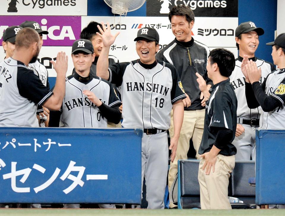 勝利投手となり、満面の笑みでナインと喜ぶ藤川（中央）　