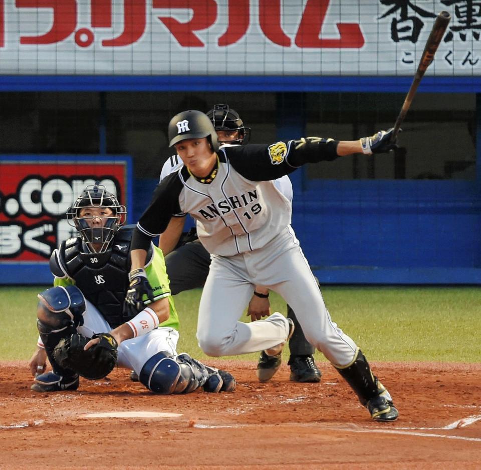 ２回阪神２死一、三塁、中前適時打を放つ阪神・藤浪晋太郎＝神宮（撮影・出月俊成）