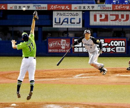 　８回、中前に２点適時打を放つ高山